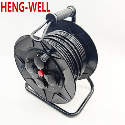 Rollo de cable retráctil negro para exteriores diseñado para facilitar el despliegue y la retracción de cables en sitios de trabajo al aire libre desafiantes